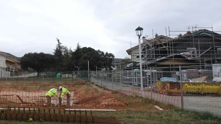 Dos operarios trabajando en lo que ser&aacute; el patio del futuro nuevo colegio de Anc&iacute;n. GOBIERNO DE NAVARRA