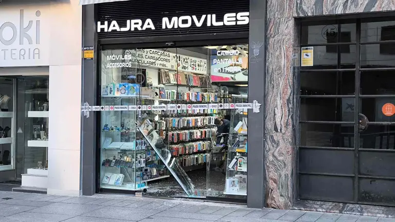 Establecimiento de telefon&iacute;a asaltado esta madrugada en pleno Carlos III, en Pamplona. LVR