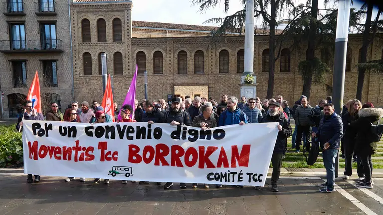 El comit&eacute; de empresa de Moventis TCC, se concentra para exigir un convenio "digno" para la plantilla, en el marco de la convocatoria de paros parciales de las villavesas. I&Ntilde;IGO ALZUGARAY