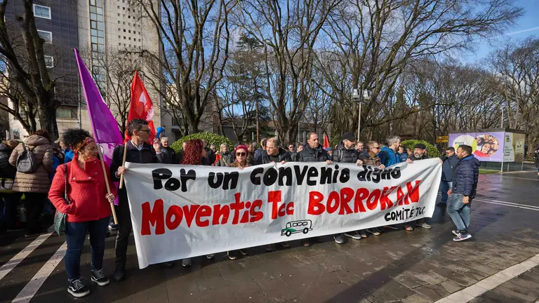 El comit&eacute; de empresa de Moventis TCC, se concentra para exigir un convenio "digno" para la plantilla, en el marco de la convocatoria de paros parciales de las villavesas. I&Ntilde;IGO ALZUGARAY
