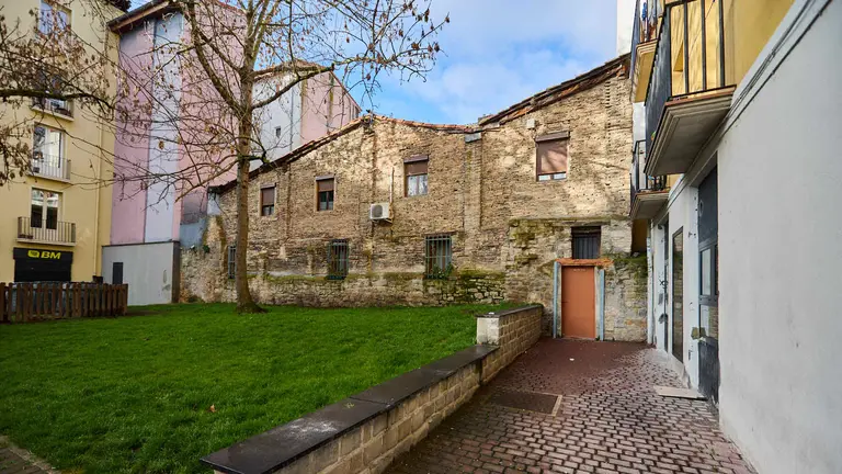 La Gerencia y la Comisi&oacute;n de Urbanismo del Ayuntamiento visitan la plaza de Santa Ana para conocer los elementos hist&oacute;ricos y patrimoniales que acoge, dentro del proceso emprendido para la reurbanizaci&oacute;n de ese espacio. I&Ntilde;IGO ALZUGARAY