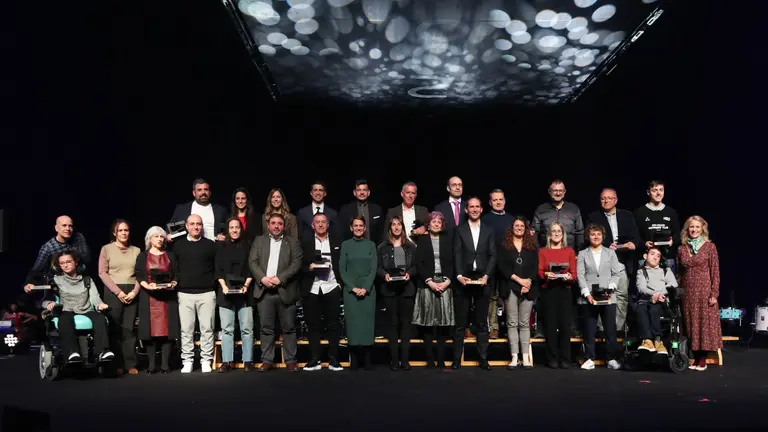 La Presidenta, Mar&iacute;a Chivite, con los galardonados y resto de autoridades. GOBIERNO DE NAVARRA