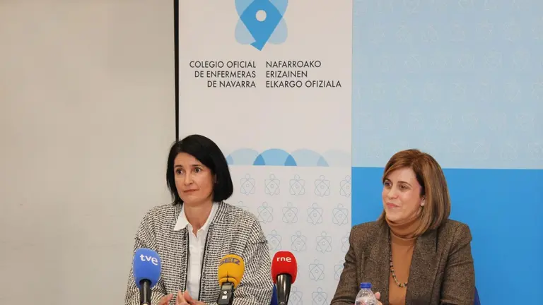 La presidenta del Colegio de Enfermeras de Navarra, Isabel Iturrioz (i), y la vocal de Investigaci&oacute;n, Idoia Pardavila. - COLEGIO DE ENFERMERAS DE NAVARRA