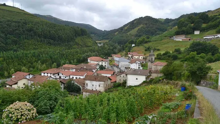 Alm&aacute;ndoz, en el valle de Bazt&aacute;n. WIKIPEDIA