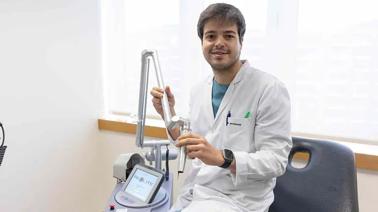 El Dr. Javier Anto&ntilde;anzas, especialista del Departamento de Dermatolog&iacute;a de la Cl&iacute;nica Universidad de Navarra. CUN