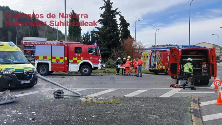 Dos heridos tras salirse de la v&iacute;a y chocar contra una farola en Arre. BOMBEROS DE NAVARRA
