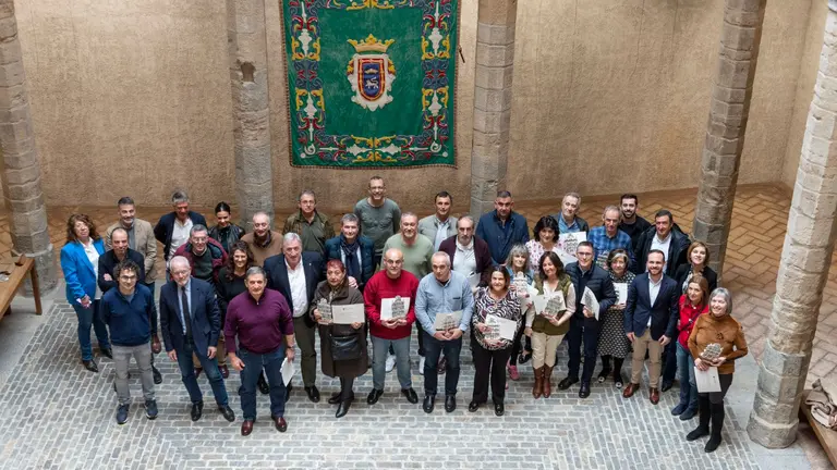 Un total de 51 personas jubiladas son homenajeadas por sus a&ntilde;os de dedicaci&oacute;n al servicio del Ayuntamiento de Pamplona. CEDIDA