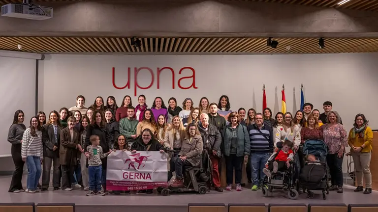 Integrantes de la asociaci&oacute;n GERNA, con estudiantes de los grados de Ciencias de la Salud y profesorado responsable. CEDIDA