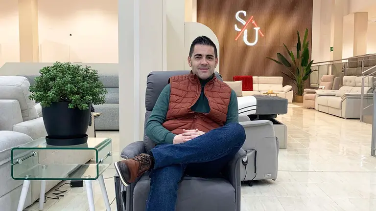 Sergio Urriza en el interior de su tienda de descanso en Estella. Navarra.com