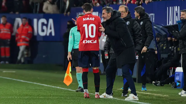 Aimar Oroz (10. CA Osasuna) y Vicente Moreno (entrenador CA Osasuna) durante el partido de La Liga EA Sports entre CA Osasuna y Valencia CF disputado en el estadio de El Sadar en Pamplona. IÑIGO ALZUGARAY