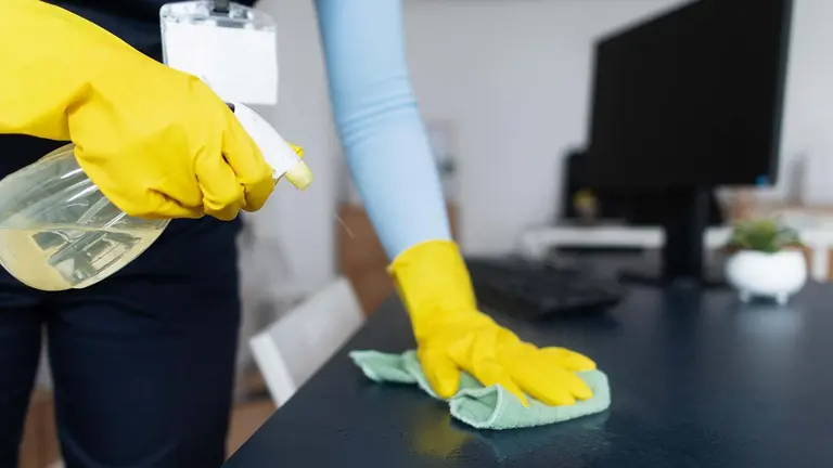 Una persona limpia en una vivienda. ARCHIVO