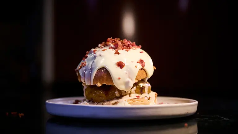 Ferm&iacute;n Iriarte, de Gastrokei Errialde, durante la segunda edici&oacute;n de Ultimate Cheat Burger, concurso de hamburguesas creativas. PABLO LASAOSA