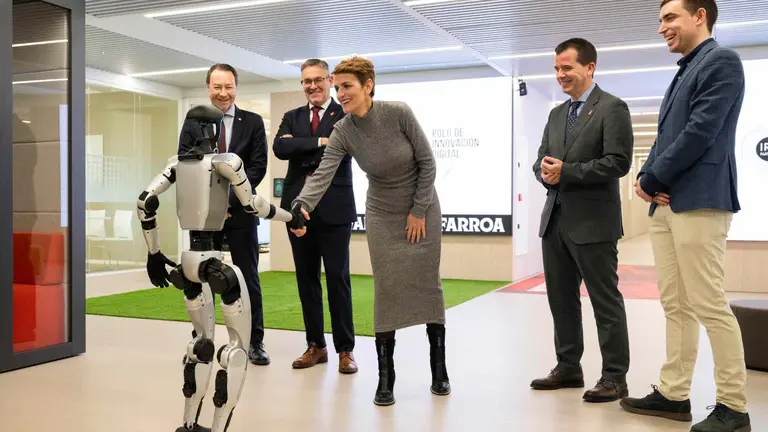 El robot del Polo Iris da la bienvenida al Centro a la Presidenta Chivite. GOBIERNO DE NAVARRA