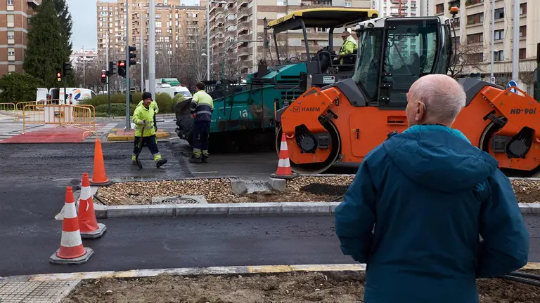 Tareas de asfaltado en la avenida de P&iacute;o XII de Pamplona. I&Ntilde;IGO ALZUGARAY