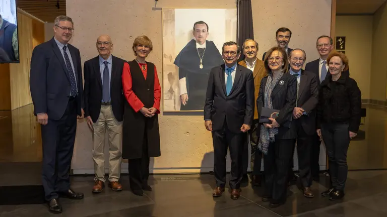 Algunos miembros de la Comisi&oacute;n Permanente  de la Universidad de Navarra cuando &Aacute;ngel G. Montoro era rector:  de izquierda a derecha, Igor Errasti, Manuel Casado, Mar&iacute;a Iraburu, &Aacute;ngel J. G&oacute;mez Montoro, Alfonso S&aacute;nchez-Tabernero, Concepci&oacute;n Naval, Gonzalo Robles, Luis Montuenga, Borja L&oacute;pez Jurado e Iciar Astiasar&aacute;n.