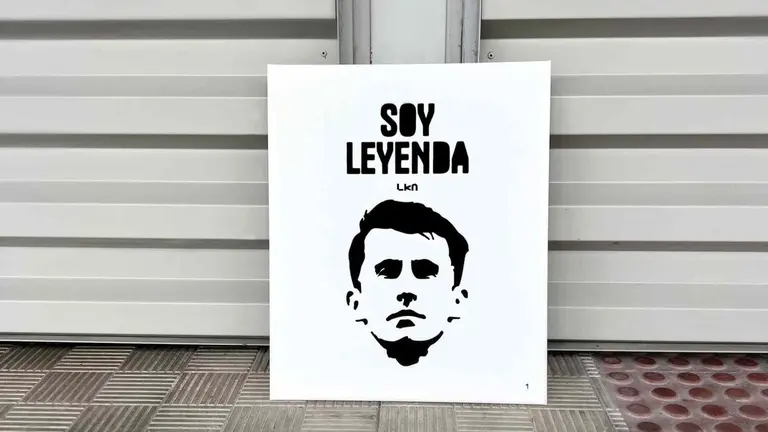 Retrato del delantero crota de Osasuna Ante Budimir que ha aparecido en las calles de Pamplona. LKN