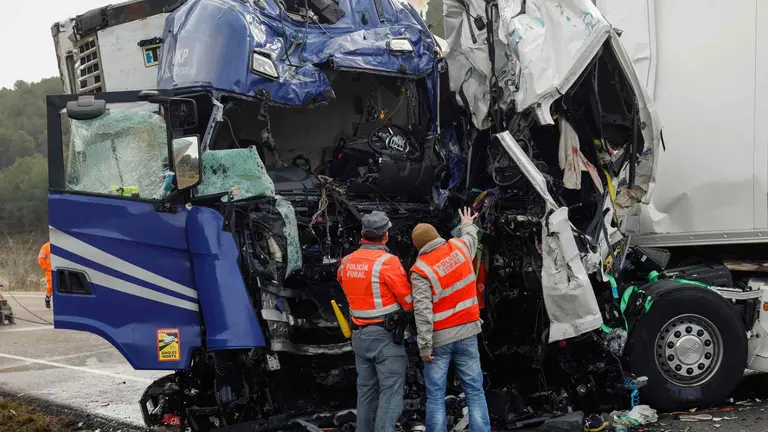 Cuatro personas han muerto en una colisi&oacute;n frontal entre dos camiones ocurrida este mi&eacute;rcoles a la altura del kil&oacute;metro 10 de la N-113 (Pamplona-Madrid), en el t&eacute;rmino municipal navarro de Fitero. EFE/ Villar Lopez