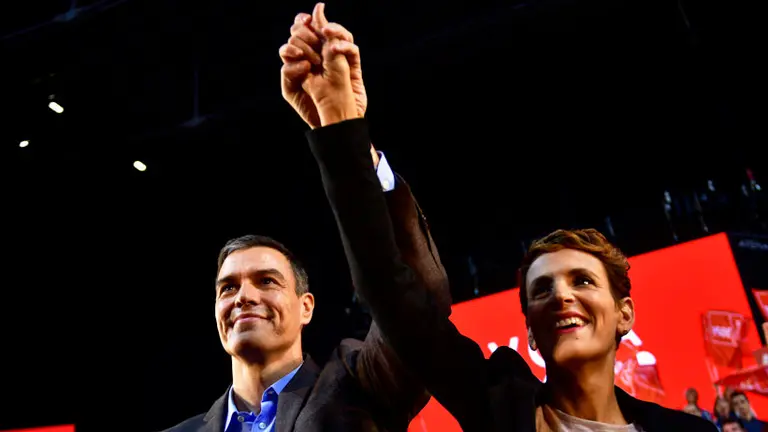 Pedro Sánchez y María Chivite en mitin electoral en Pamplona. PABLO LASAOSA / ARCHIVO