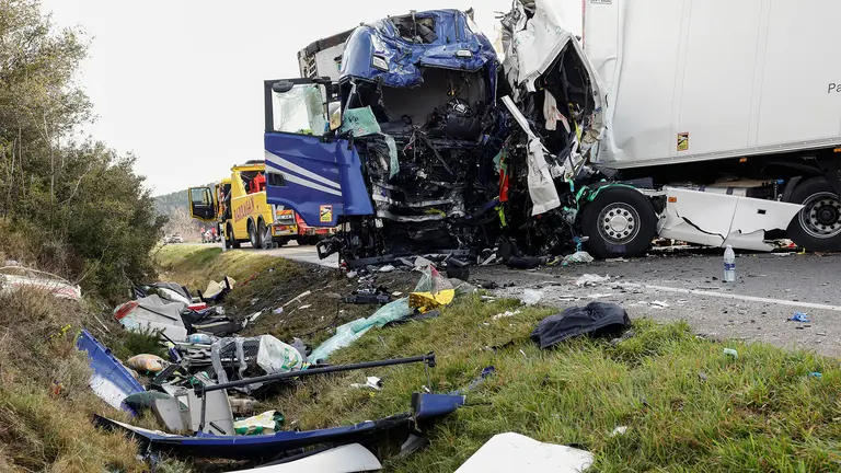 Cuatro personas han muerto en una colisi&oacute;n frontal entre dos camiones ocurrida este mi&eacute;rcoles a la altura del kil&oacute;metro 10 de la N-113 (Pamplona-Madrid), en el t&eacute;rmino municipal navarro de Fitero. EFE/ Villar Lopez