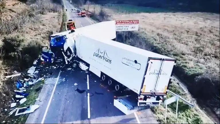 Cuatro personas han muerto en una colisi&oacute;n frontal entre dos camiones ocurrida este mi&eacute;rcoles a la altura del kil&oacute;metro 10 de la N-113 (Pamplona-Madrid), en el t&eacute;rmino municipal navarro de Fitero.