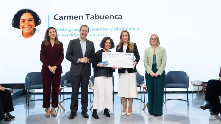 La navarra Carmen Tabuenca recogiendo su Premio WONNOW en la anterior edici&oacute;n. CEDIDA