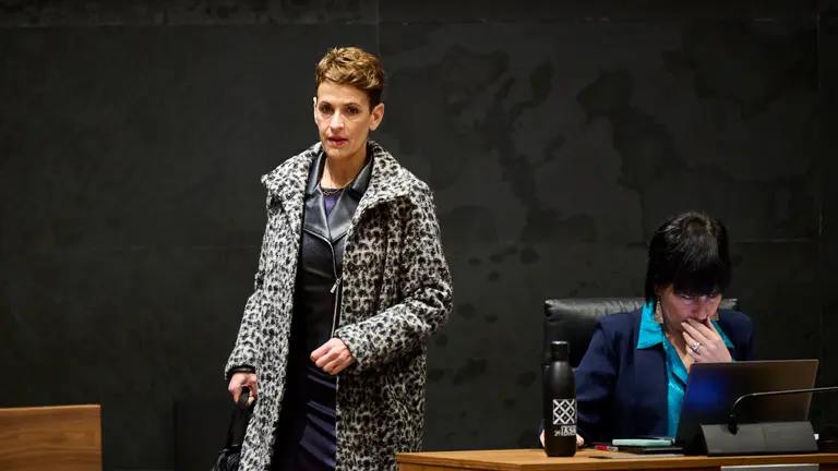 La presidenta del Gobierno María Chivite en su llegada al pleno del Parlamento. PABLO LASAOSA