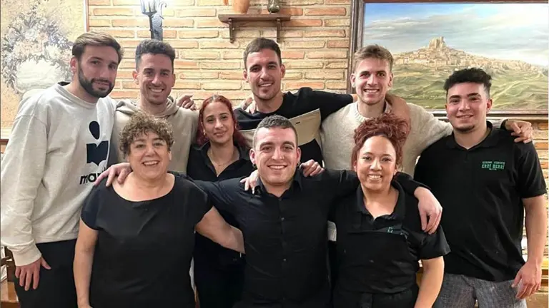 Los jugadores de Osasuna posan con los empleados del Asador Erriberri de Olite. INSTAGRAM.