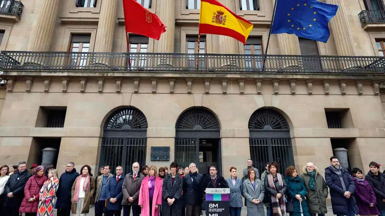 Representantes pol&iacute;ticos de Navarra se concentran por el 8M ante la sede del Gobierno de Navarra. EFE/Jes&uacute;s Diges