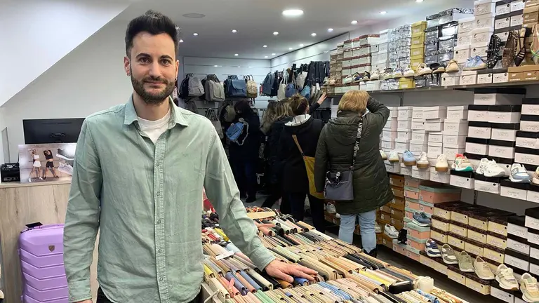 Iñigo Mugueta en el interior de la tienda de calzados Clau´s en Pamplona. Navarra.com