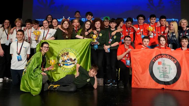 Los equipos Legotronic Beavers, Irabiox Sumelec y Tecnobotics, tras recibir los premios que les
dan acceso a la final nacional de Ferrol. Cecilia Arag&oacute;n