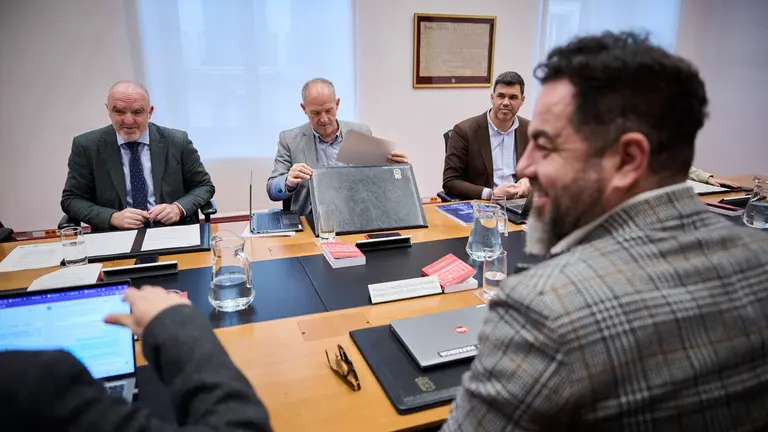 Javier Esparza de UPN, Adolfo Araiz de EH Bildu, Javier Garc&iacute;a del PPN y Ram&oacute;n Alz&oacute;rriz del PSN durante la Mesa y Junta de Portavoces. PABLO LASAOSA