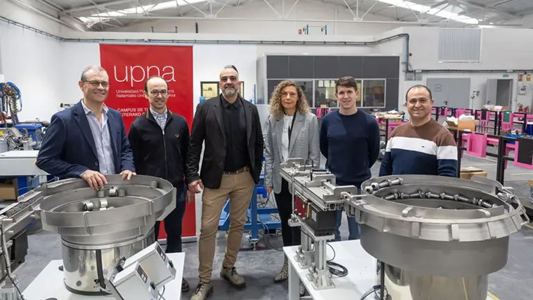 De izq. a dcha.: Jos&eacute; Ram&oacute;n Alfaro L&oacute;pez (UPNA), Juan Ignacio Latorre Biel (UPNA), David Navarro Gonz&aacute;lez (socio cofundador de MDV Sistemas de Vibraci&oacute;n), Marta Benito Amurrio (UPNA), Carlos Garc&iacute;a Vidaurreta (UPNA) y V&iacute;ctor Caro Seta (socio cofundador de MDV Sistemas de Vibraci&oacute;n), en la sede de la empresa. UNIVERSIDAD P&Uacute;BLICA DE NAVARRA