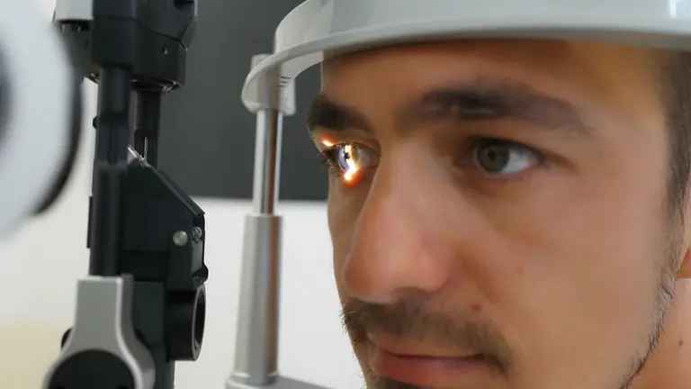 Imagen de archivo de un joven revis&aacute;ndose la vista en el oftanm&oacute;logo. ARCHIVO