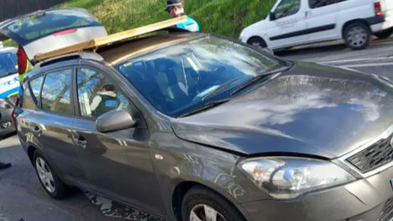 Cuadro sobre el techo del coche interceptado en Pamplona sin ning&uacute;n tipo de sujeci&oacute;n. POLIC&Iacute;A MUNICIPAL DE PAMPLONA