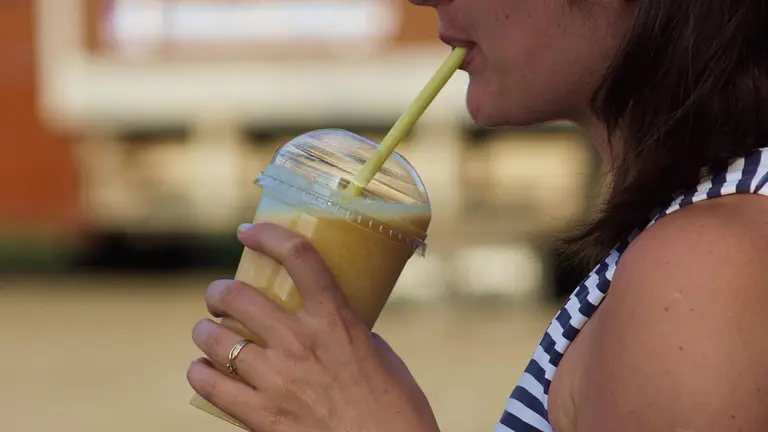 Imagen de archivo de una mujer tomando un batido. ARCHIVO