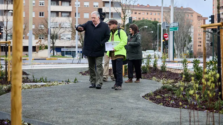 La Gerencia y la Comisi&oacute;n de Urbanismo del Ayuntamiento de Pamplona visitan las obras del corredor sostenible de la avenida de P&iacute;o XII. I&Ntilde;IGO ALZUGARAY
