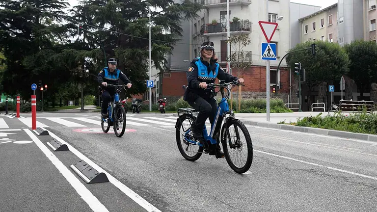 Polic&iacute;as municipales de Pamplona patrullando en bicicleta. AYUNTAMIENTO DE PAMPLONA