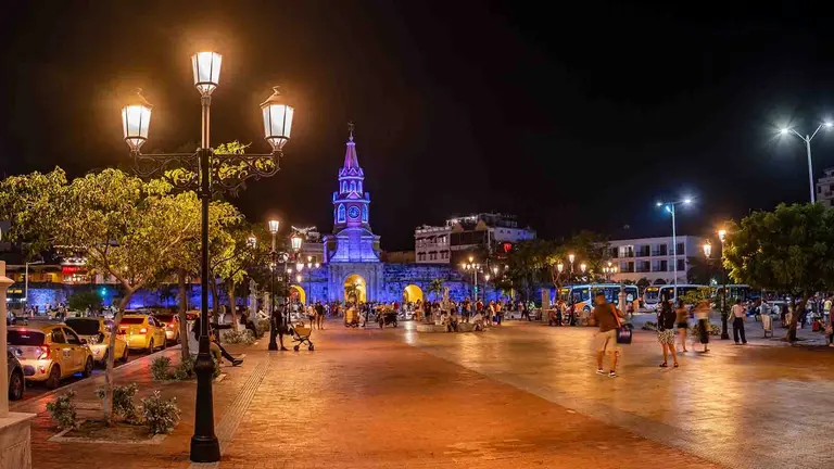 Iluminaci&oacute;n uniforme y sin deslumbramientos en el Camell&oacute;n de los M&aacute;rtires: una integraci&oacute;n est&eacute;tica y funcional que revitaliza este espacio ic&oacute;nico de Cartagena.