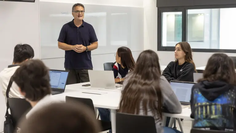 Un grupo de estudiantes en una de las aulas multimedia de la Facultad de Comunicaci&oacute;n de la Universidad de Navarra. UNIVERSIDAD DE NAVARRA