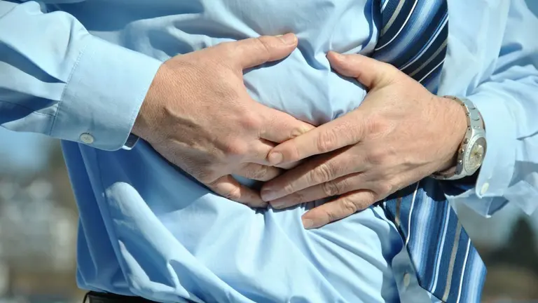 Imagen de archivo de una persona con dolor de estómago. PIXABAY