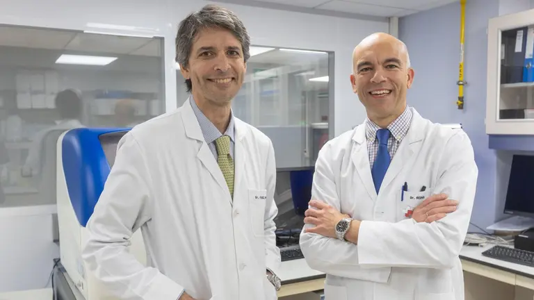 Los doctores Fern&aacute;ndez Montero y Reina, en el laboratorio del Servicio de Microbiolog&iacute;a de la Cl&iacute;nica Universidad de Navarra. CL&Iacute;NICA UNIVERSIDAD DE NAVARRA