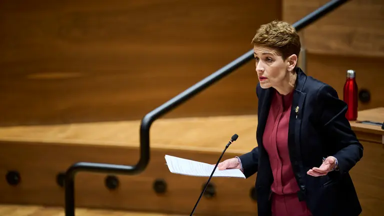La presidenta María Chivite durante su intervención en el pleno del Parlamento. PABLO LASAOSA