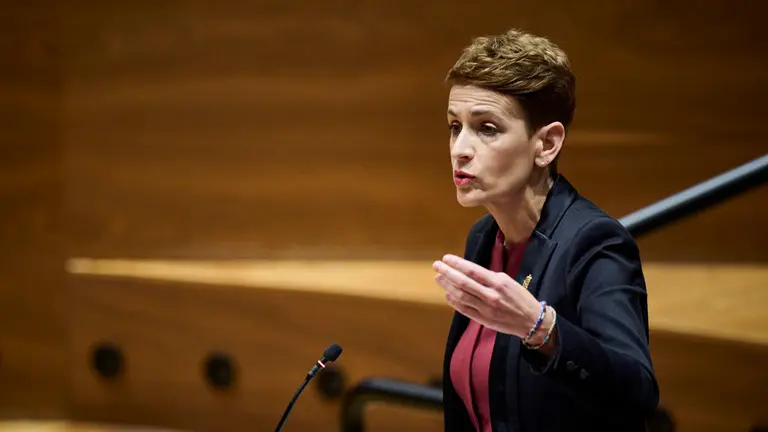 La presidenta Mar&iacute;a Chivite durante su intervenci&oacute;n en el pleno del Parlamento. PABLO LASAOSA