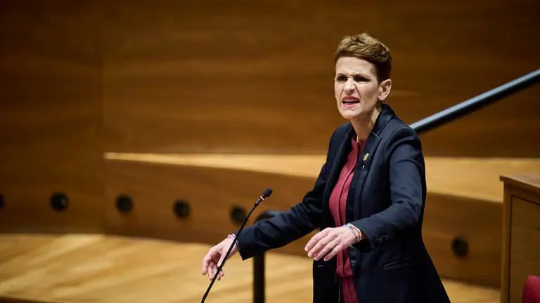 La presidenta Mar&iacute;a Chivite durante su intervenci&oacute;n en el pleno del Parlamento. PABLO LASAOSA