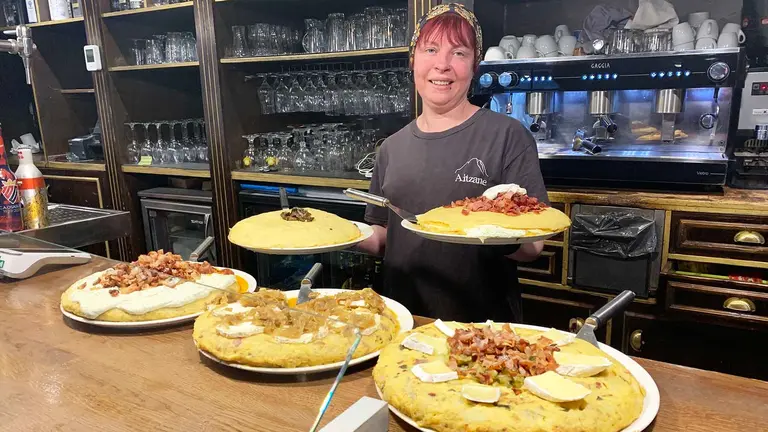 La cocinera Linda Healy con sus tortillas de patata en la cervecería Aitzane. Navarra.com