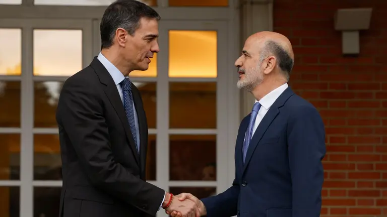 El presidente del Gobierno, Pedro Sánchez (i), se reúne con el diputado Alberto Catalán, de UPN, este jueves, en el Palacio de la Moncloa, en Madrid. EFE/ J.J. Guillén