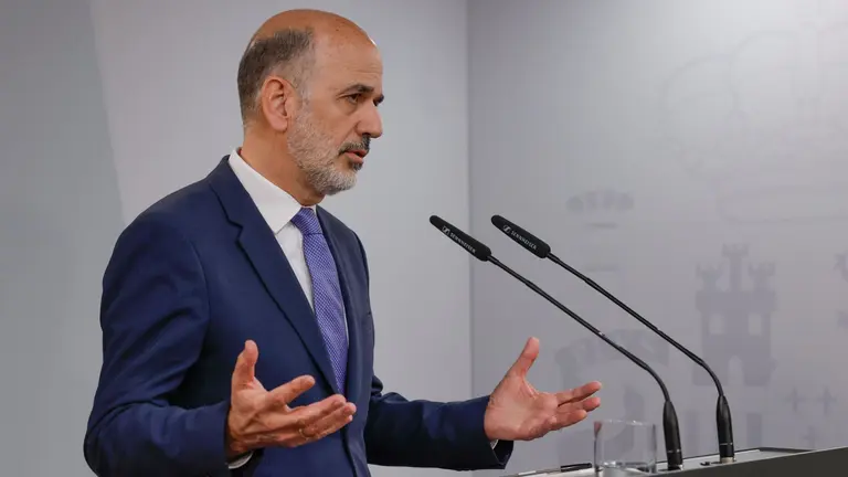 El diputado Alberto Catal&aacute;n, de UPN durante una rueda de prensa tras su reuni&oacute;n con el presidente del Gobierno, Pedro S&aacute;nchez, este jueves, en el Palacio de la Moncloa, en Madrid. EFE/ J.J. Guill&eacute;n