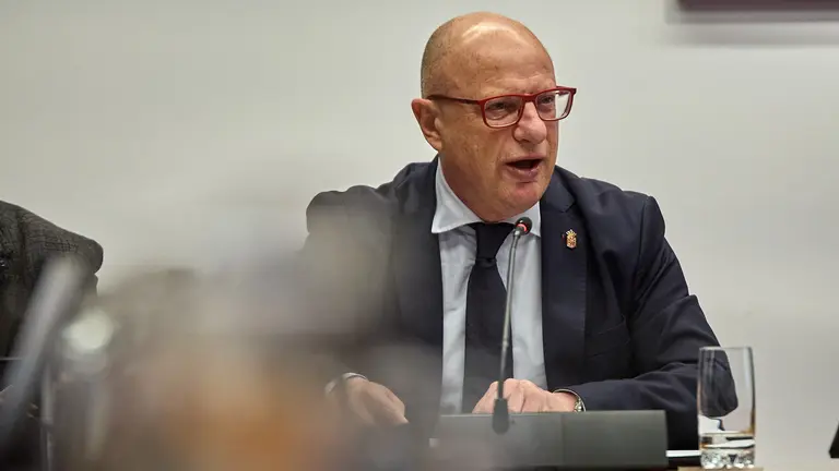 El consejero de educación, Carlos Gimeno, informa en comisión parlamentaria sobre la situación de las aulas de 2 años en centros públicos de educación infantil y primaria de la Comunidad Foral de Navarra. IÑIGO ALZUGARAY