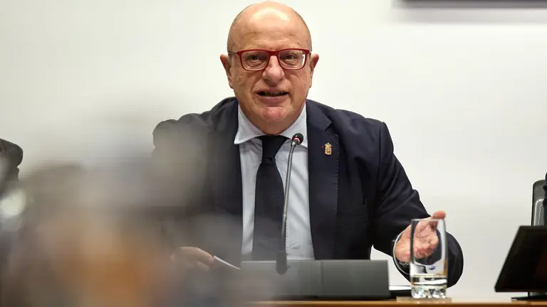 El consejero de educaci&oacute;n, Carlos Gimeno, informa en comisi&oacute;n parlamentaria sobre la situaci&oacute;n de las aulas de 2 a&ntilde;os en centros p&uacute;blicos de educaci&oacute;n infantil y primaria de la Comunidad Foral de Navarra. I&Ntilde;IGO ALZUGARAY