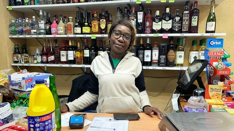 Noel Marcel en la tienda de alimentación situada en la avenida de Zaragoza 30 de Pamplona. Navarra.com